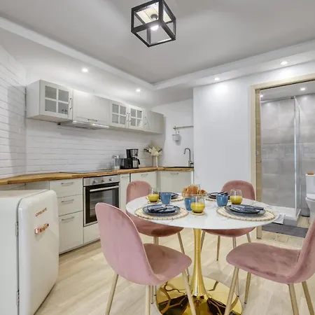 Stylish & New 1 Bdr Flat With A/c-trendy 11 公寓