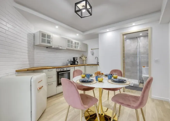 Stylish & New 1 Bdr Flat With A/c-trendy 11 דירה