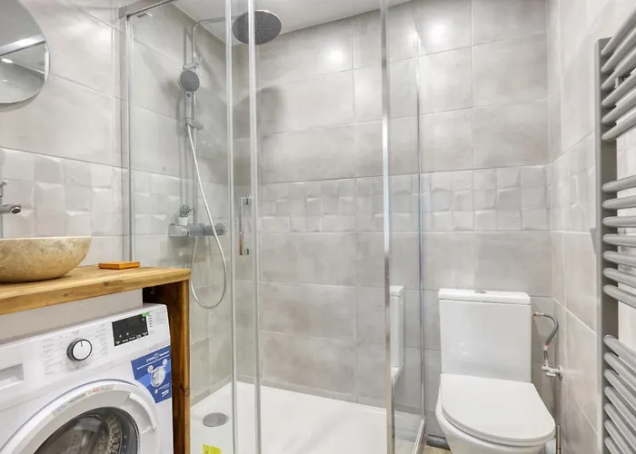 Stylish & New 1 Bdr Flat With A/c-trendy 11 דירה *